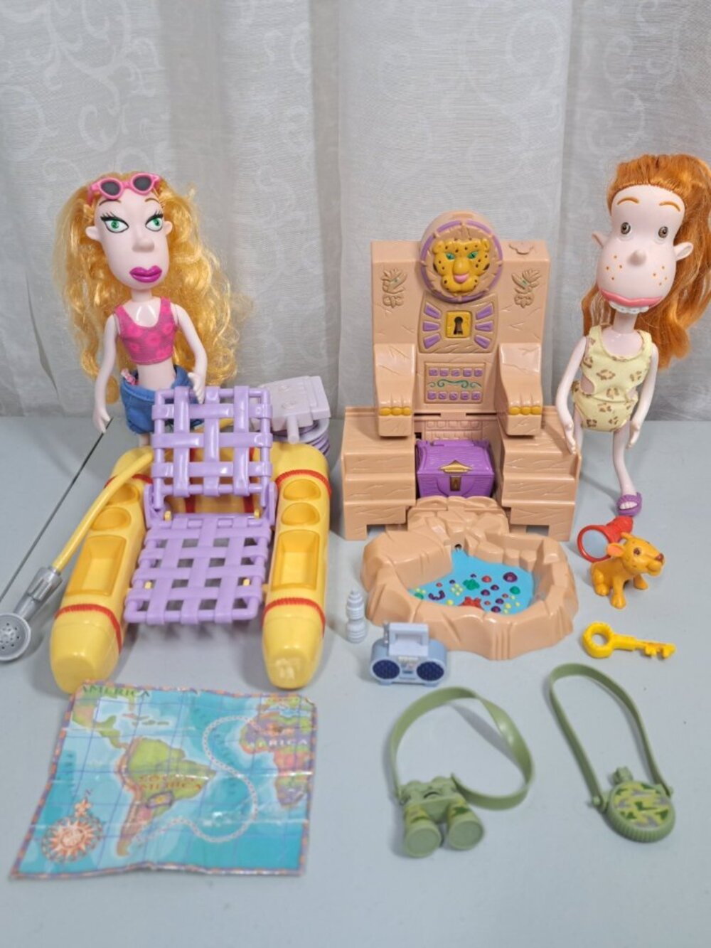 The Wild Thornberrys Magic Fountain Adventure Playset Eliza Debbie Dolls Figures